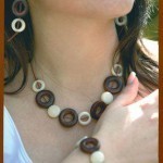Collar en tonos marrón y natural