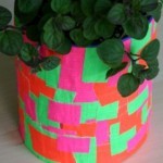 Artesanía para crear florero decorado con cinta de colores