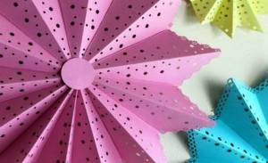 Adornos con papel 300x183 Artesanía para hacer adornos con papel