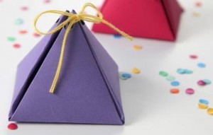 Cómo hacer cajas con forma de pirámide Artesanias cajas 300x191 Cómo hacer cajas con forma de pirámide