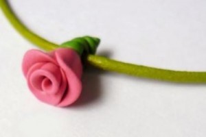 Artesanía para hacer flores colgantes Flor hecha de arsilla 300x200 Artesanía para hacer flores colgantes